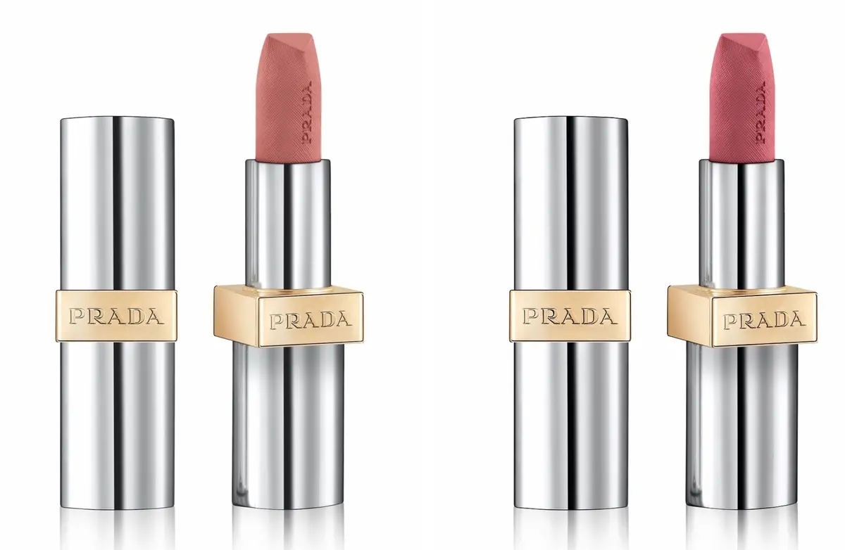 プラダ ビューティ モノクローム ウェイトレス リップカラー（マット レザー）P60、P61 各¥7260 <2025年８月６日（水）限定発売＞