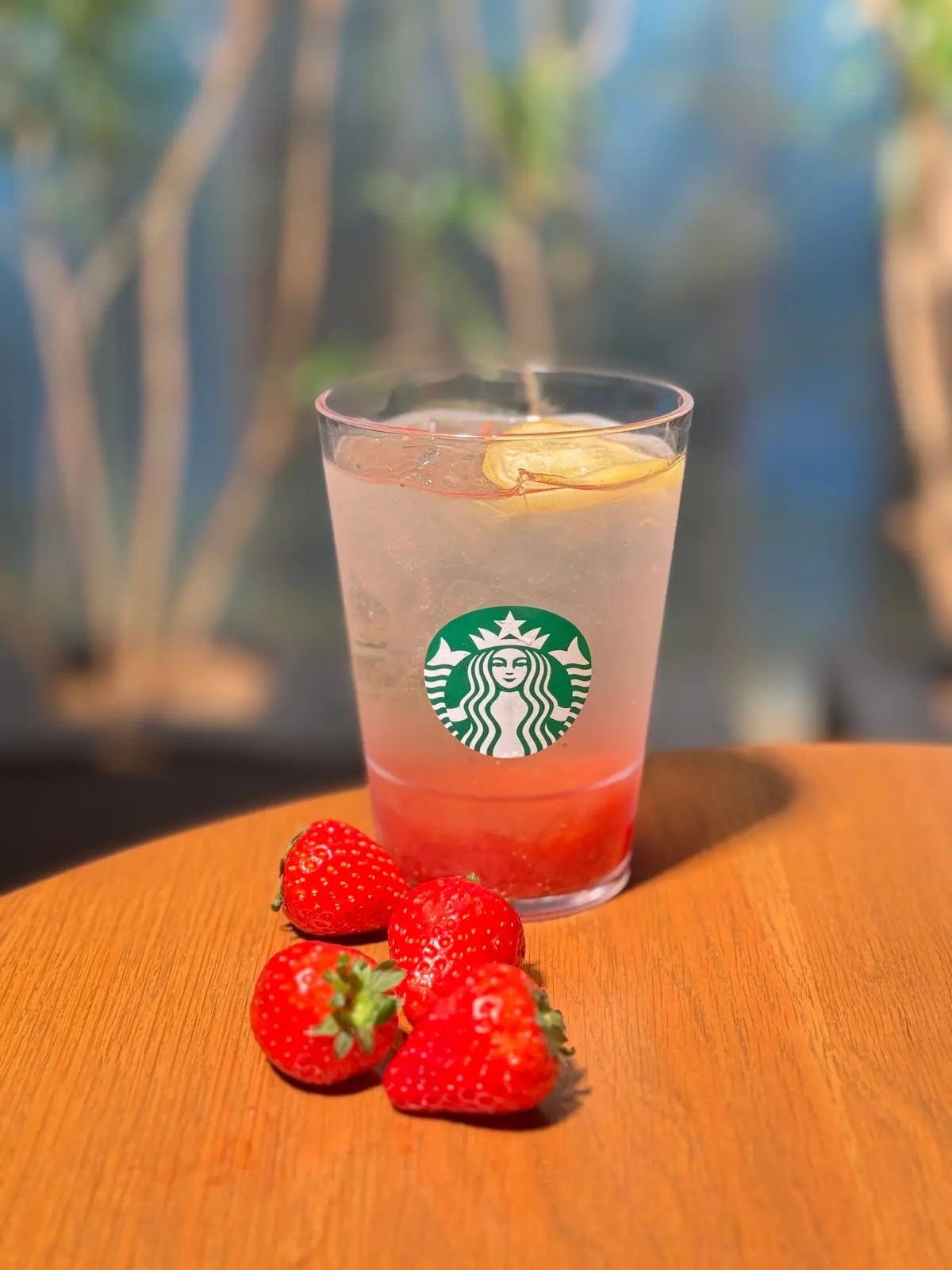 スタバ「チラックス ソーダ ストロベリー」