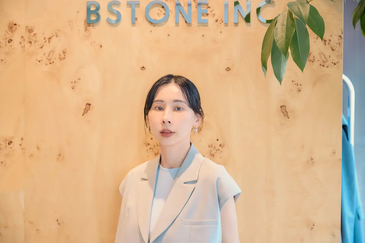 黒石奈央子さん会社前カット