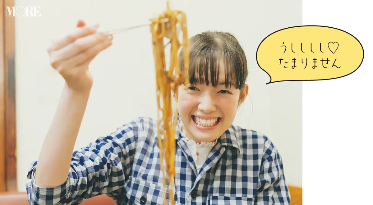 「お好み焼 千草」の焼きそばを食べている佐藤栞里