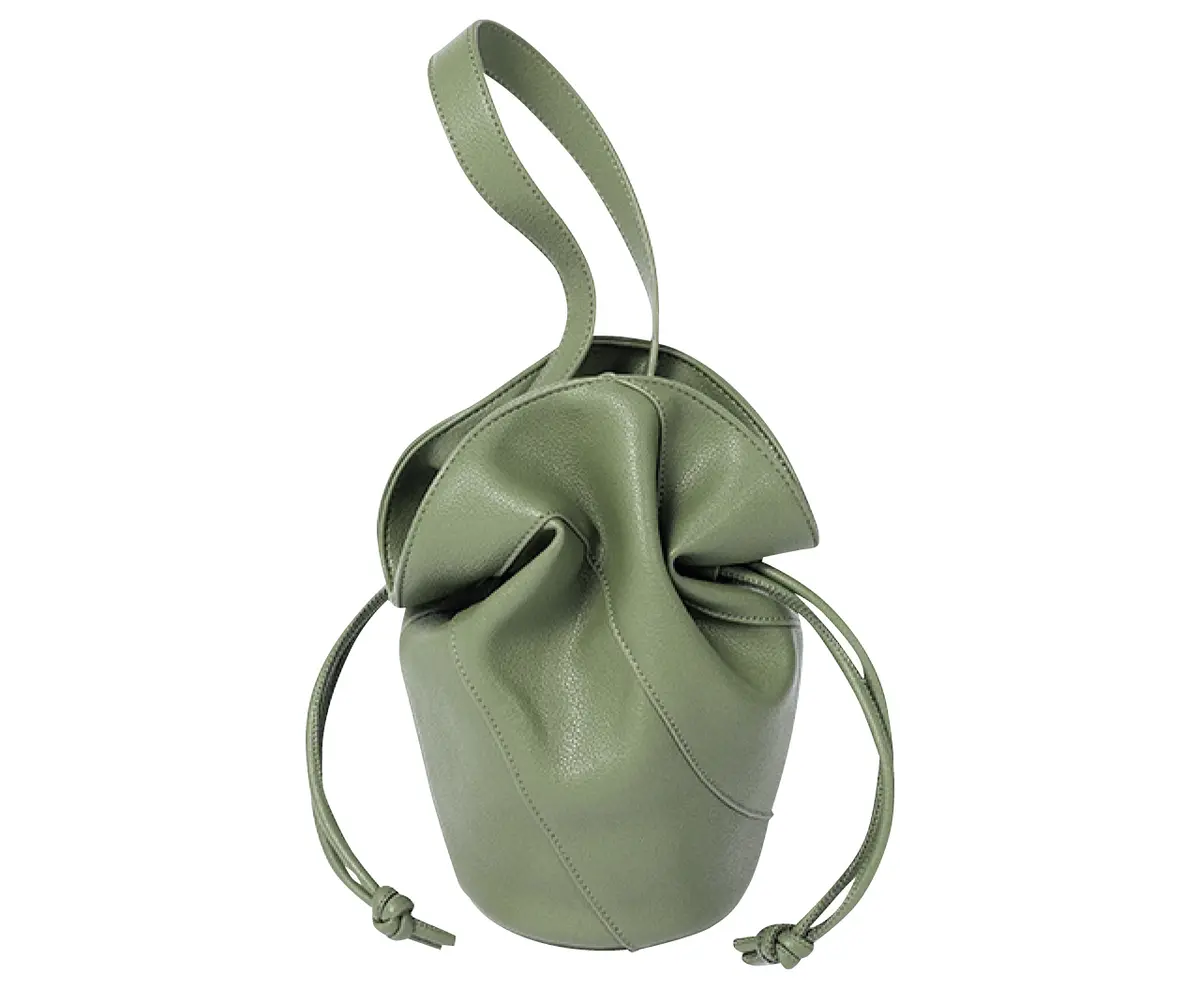 ル・ベルニのグリーンの巾着バッグ