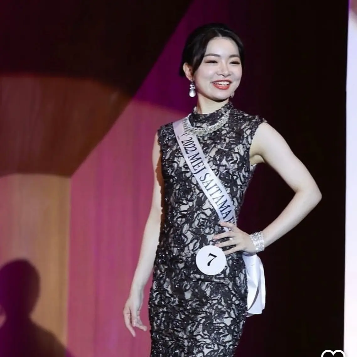 黒のドレスをまとった、ミスコン出場時の私です