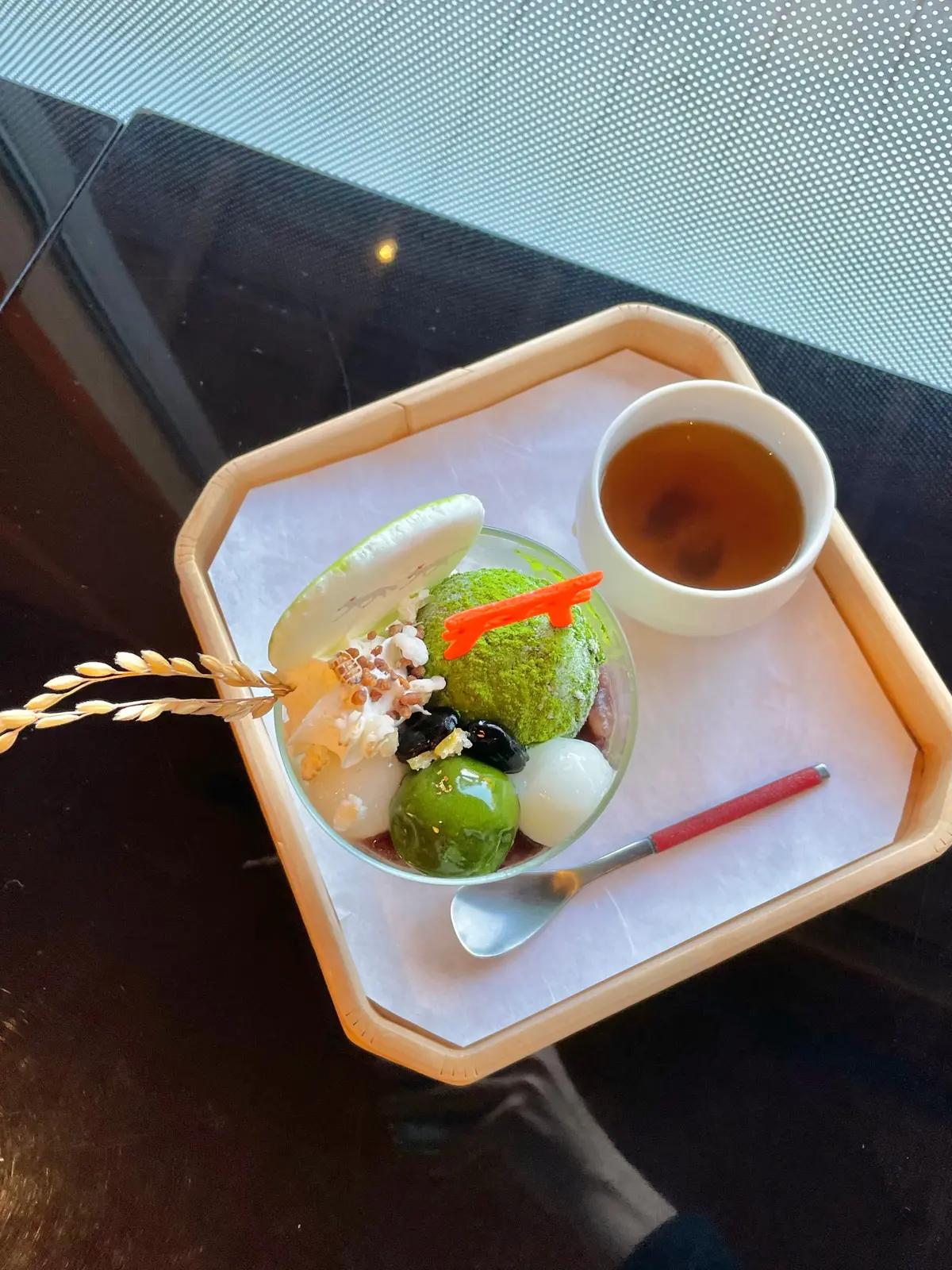 京都 伏見稲荷大社の休憩所「啼鳥菴（ていちょうあん）」内に設けられた「椿堂茶舗」がプロデュースする日本茶カフェ“稲荷茶寮”の稲荷パフェ