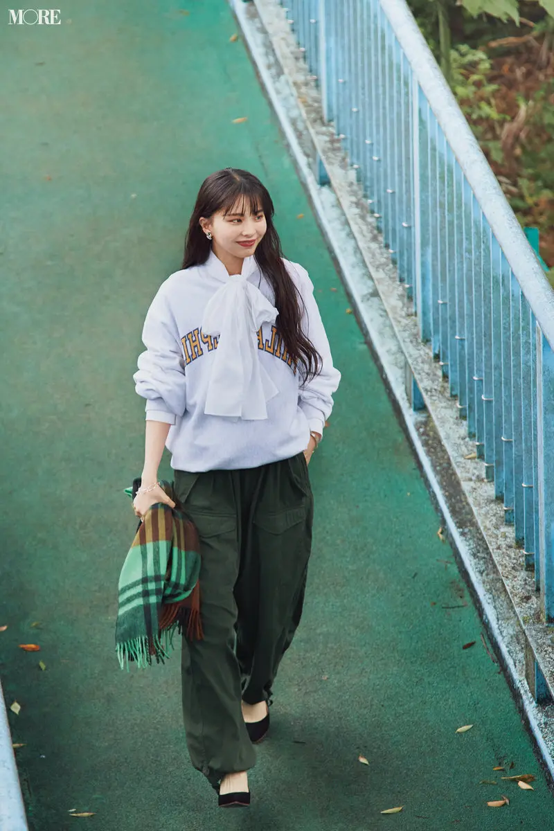 ダークカーキ色カーゴパンツ×ボウタイシャツ×スウェットのコーデ