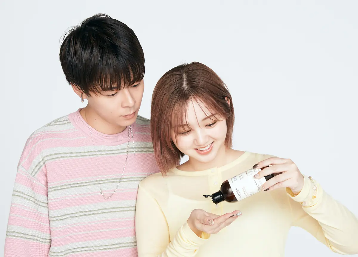 シャンプーのテクスチャーを確かめるふたり