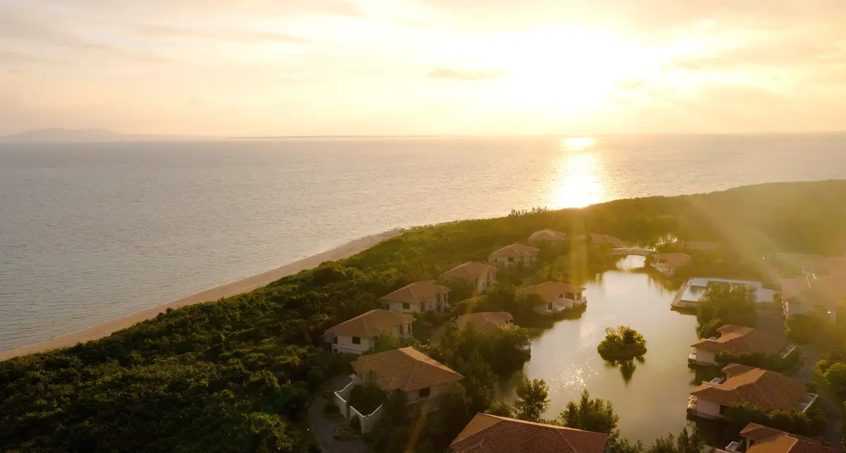 朝の『リゾナーレ小浜島』施設全景