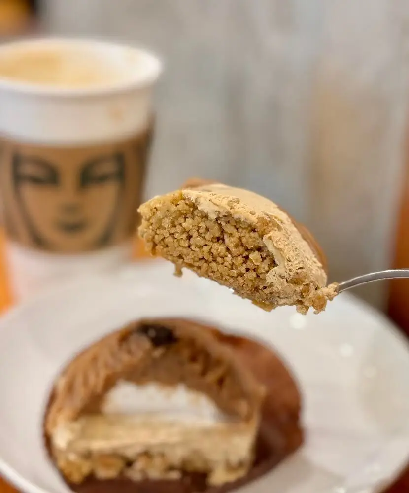 スタバ　栗とほうじ茶のモンブランをスプーンですくっている様子