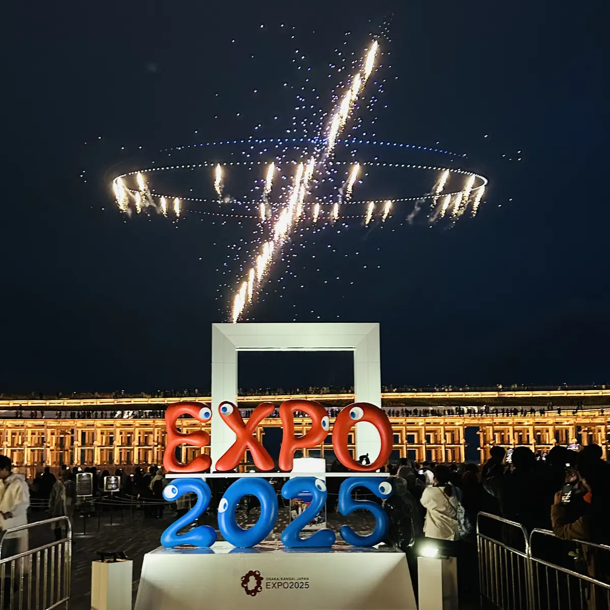 大阪•関西万博2025で毎晩不定期に開催されるドローンショー