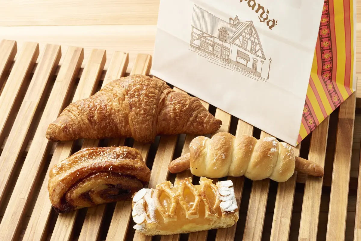 ジブリパーク「魔女の谷」内の「グーチョキパン屋」2025年夏季限定セットパン：きまぐれセット