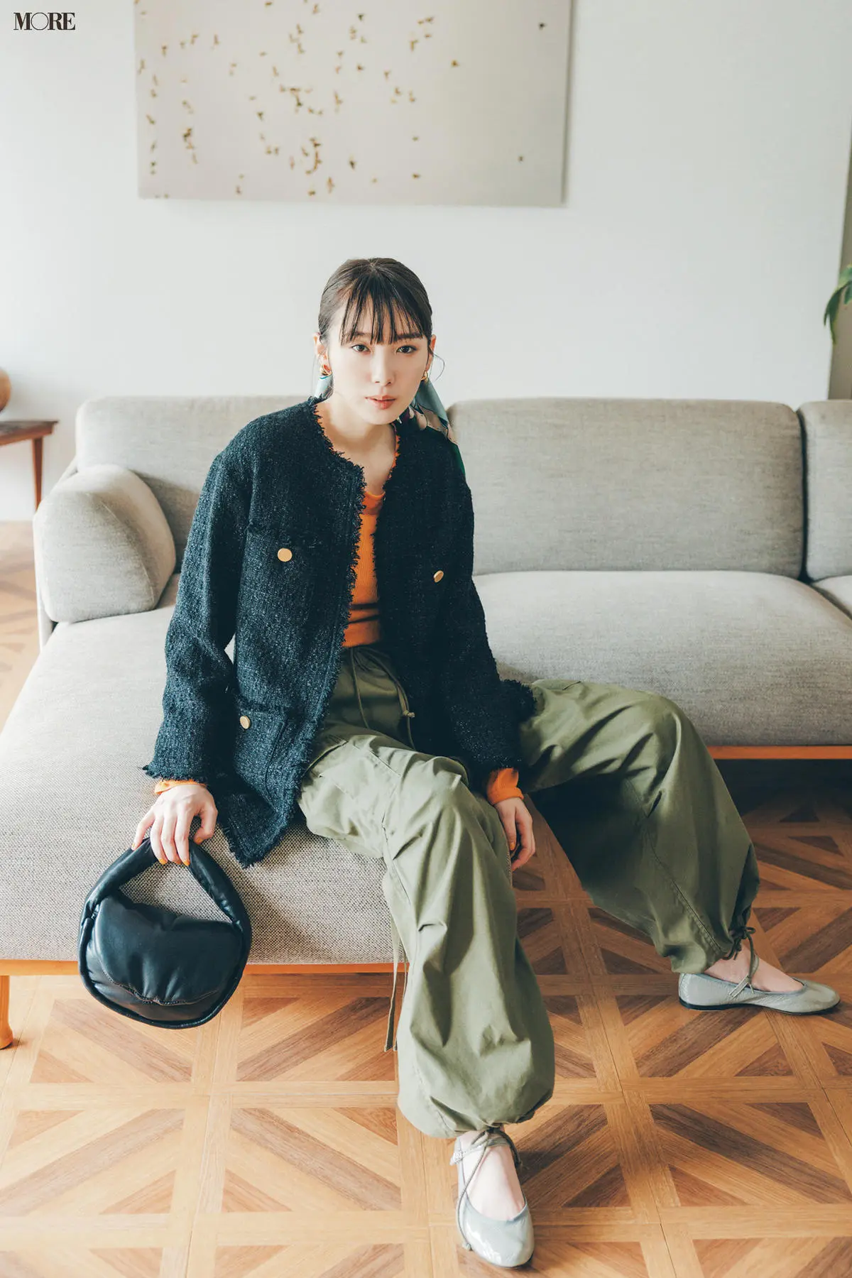 カーキ色カーゴパンツ×ツイードジャケットのコーデ