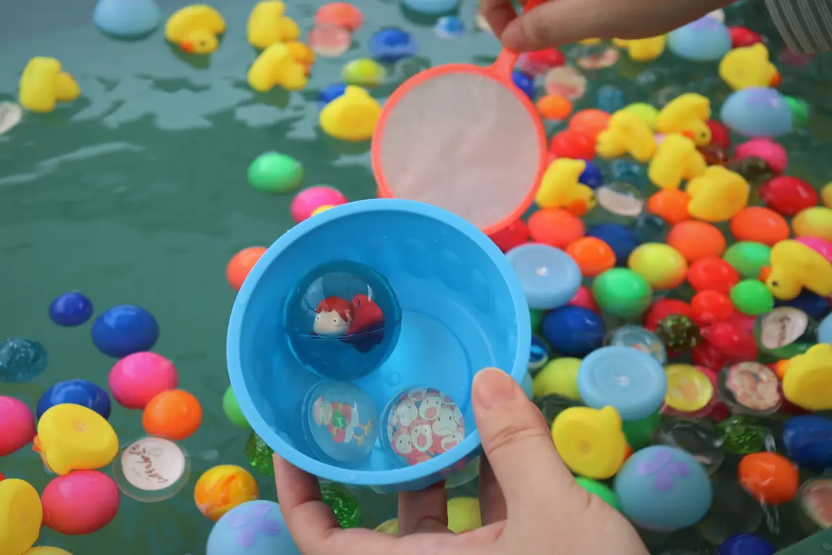 ジブリパークの無料エリア：「どんとこ森」のふもとにある無料休憩所「どんどこ処」で期間限定実施されている『崖の上のポニョ』モチーフのスーパーボールすくい