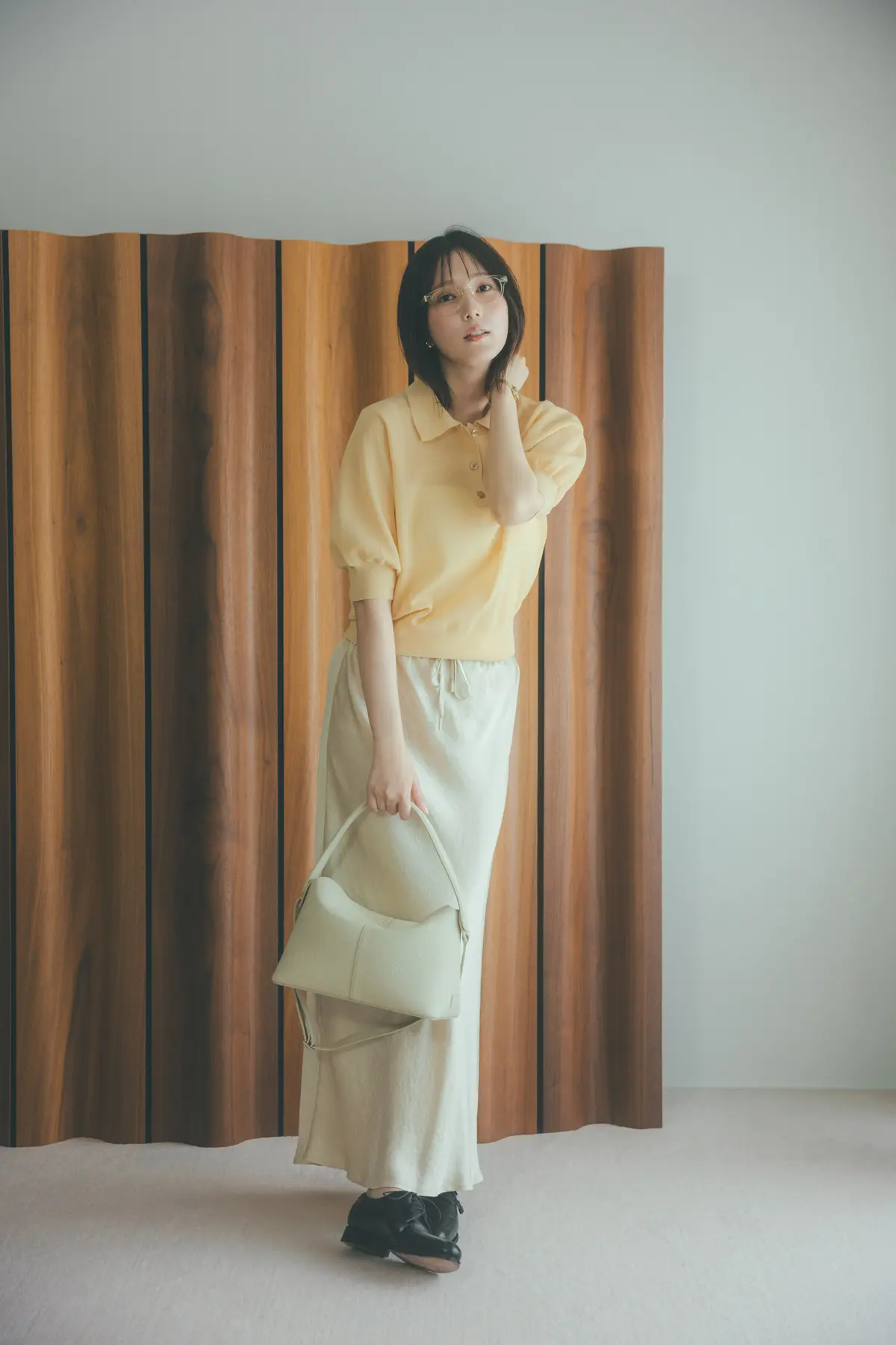 本田翼　イエローのポロニットと白スカートのコーデ