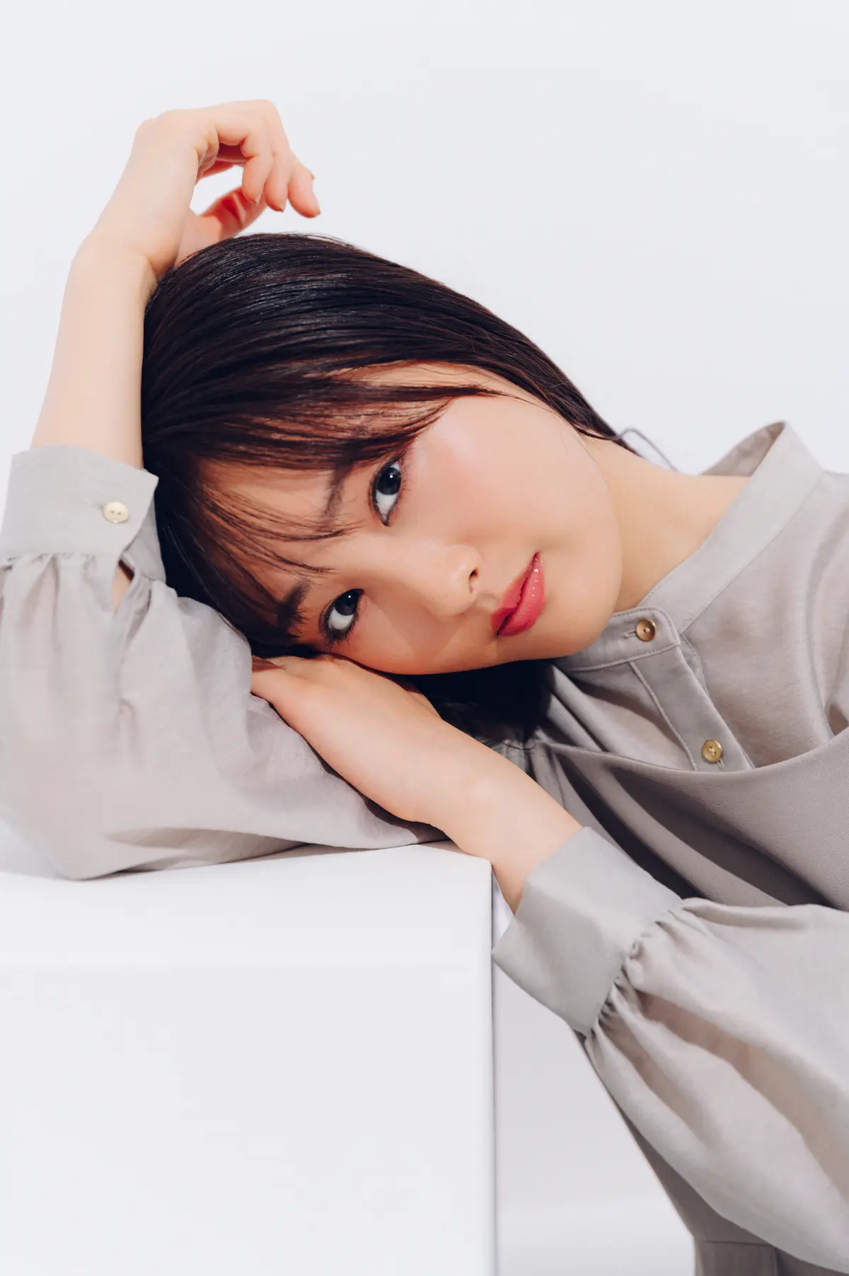 井桁弘恵　ベストとスカートコーデ　全身