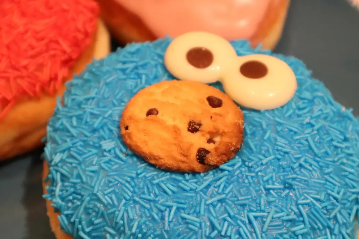 クッキーモンスターのドーナツにはチョコチップクッキーがついてました。