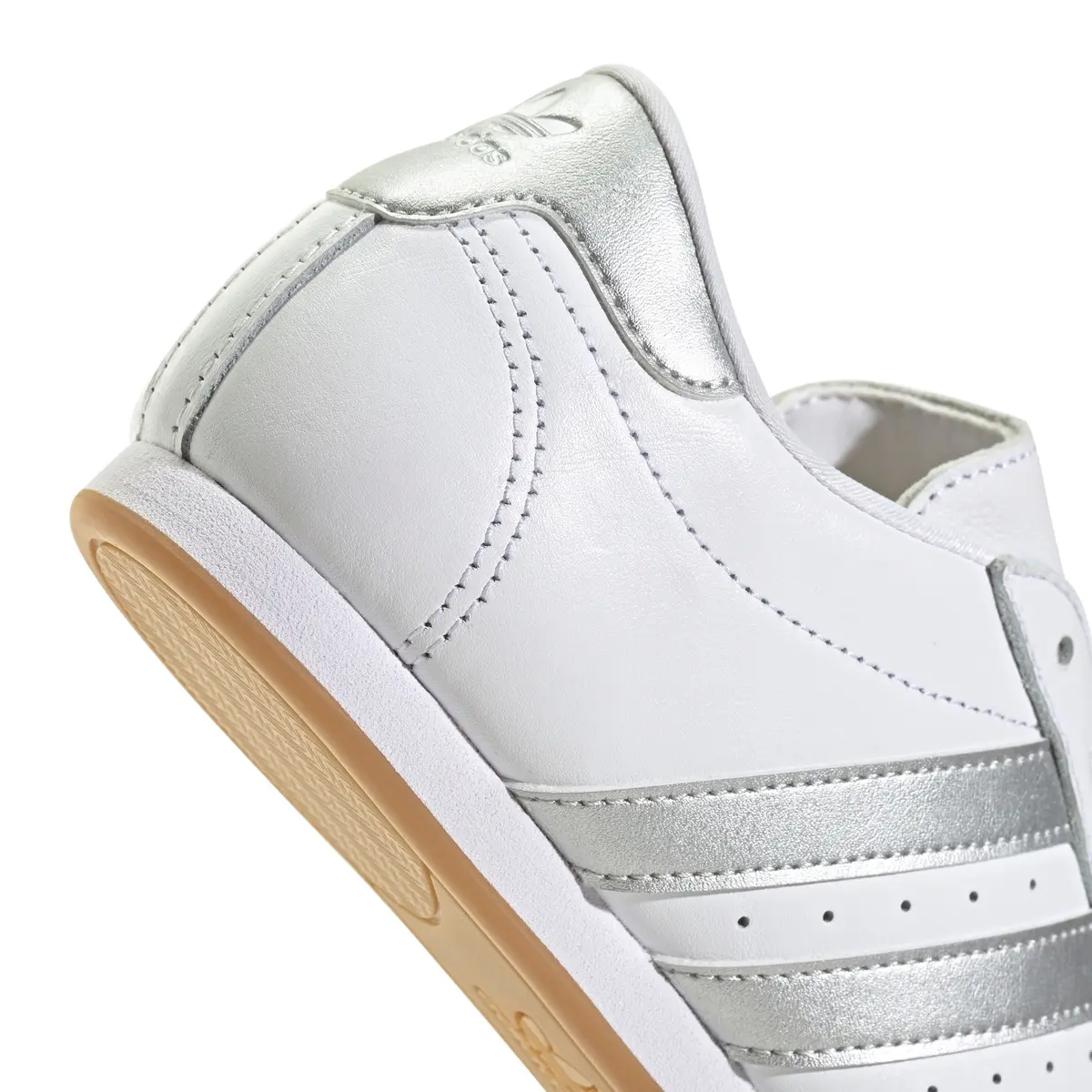 アディダス　テコンドー　白スニーカー