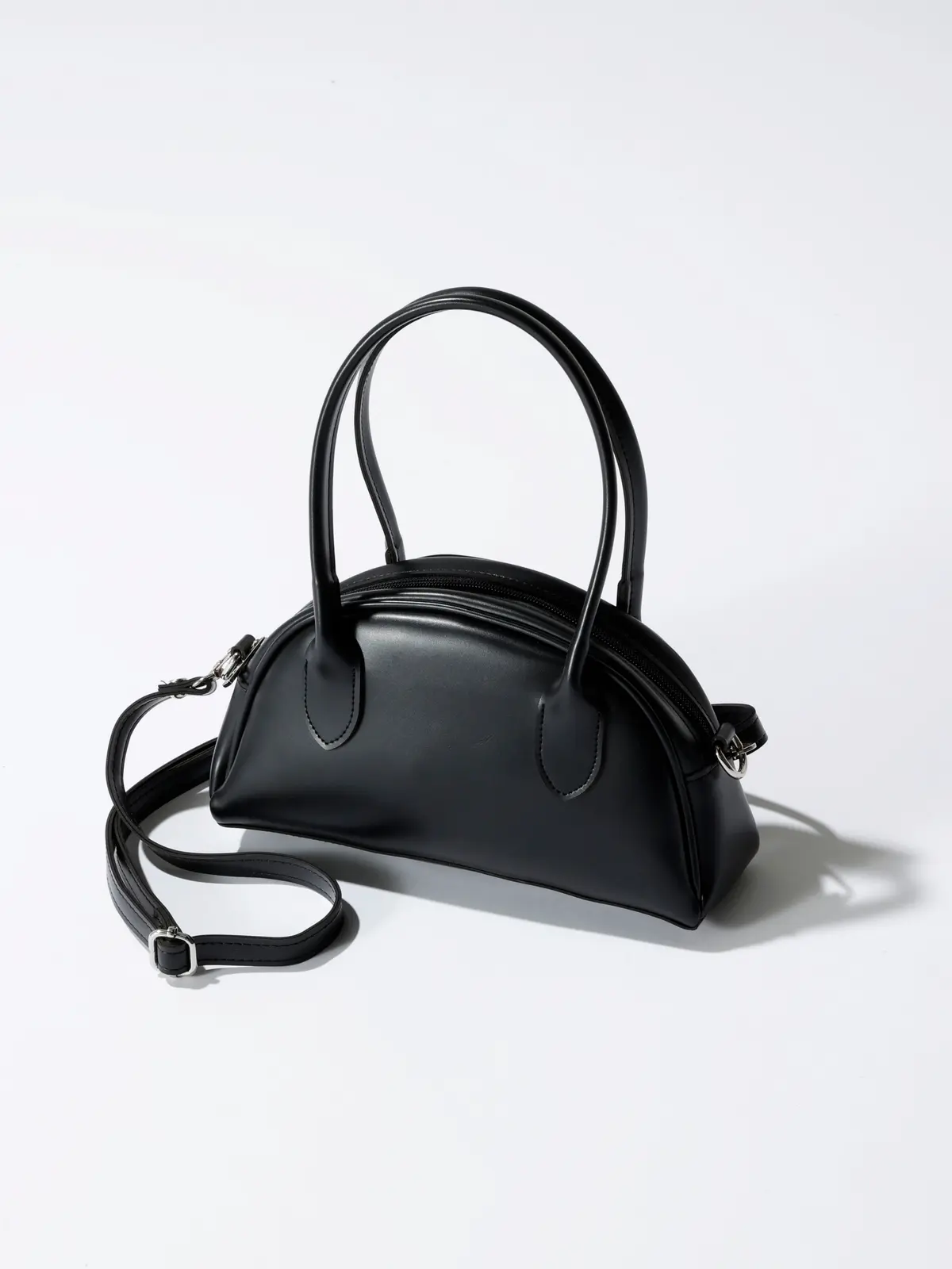 黒のラウンドバッグ