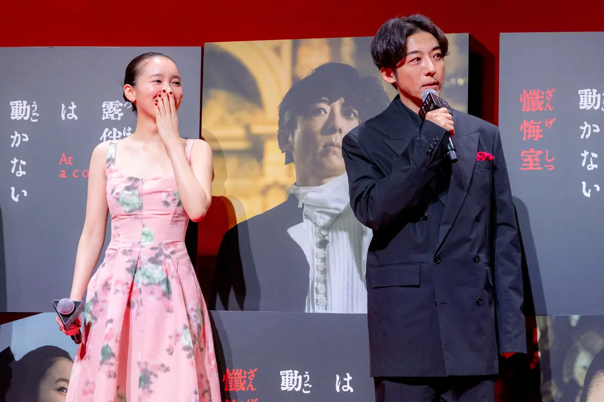 映画『岸辺露伴は動かない　懺悔室』イベント中の飯豊まりえと高橋一生