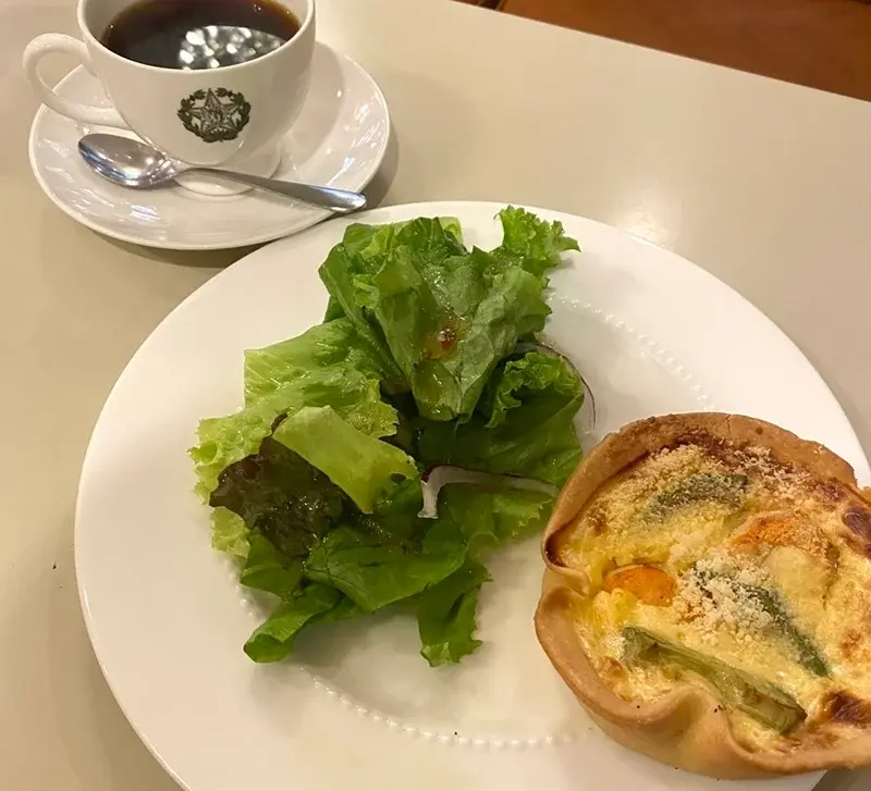 キッシュとサラダとコーヒー