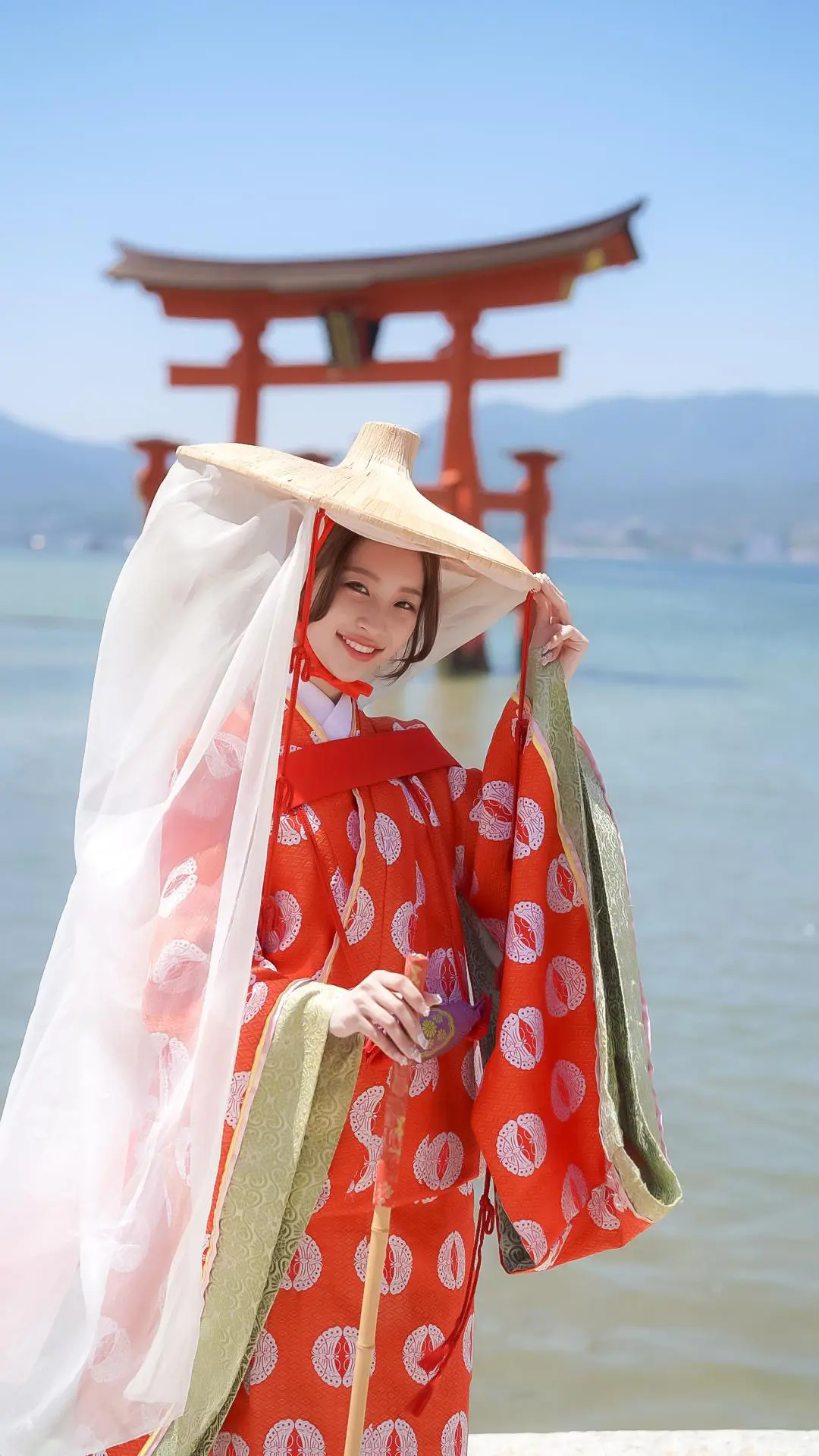 鳥居と海と壺束衣装体験のコラボ写真
