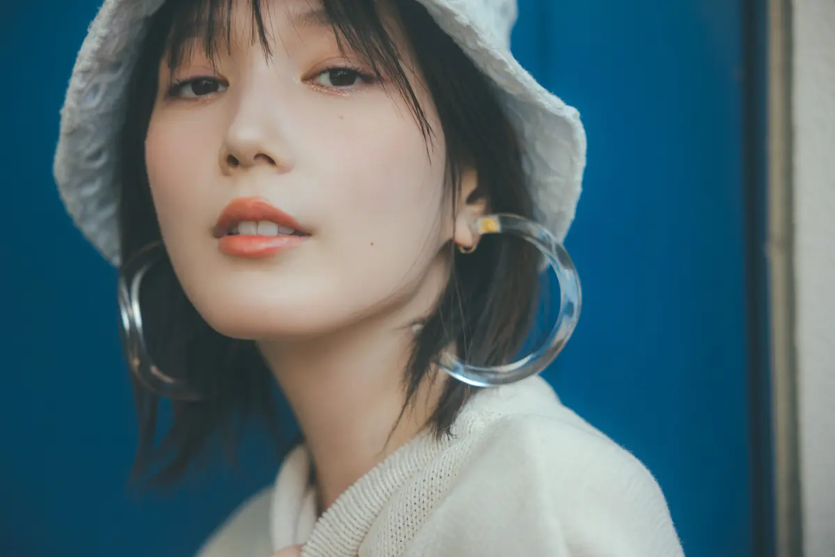 本田翼　ベージュのニットとワークパンツのコーデ