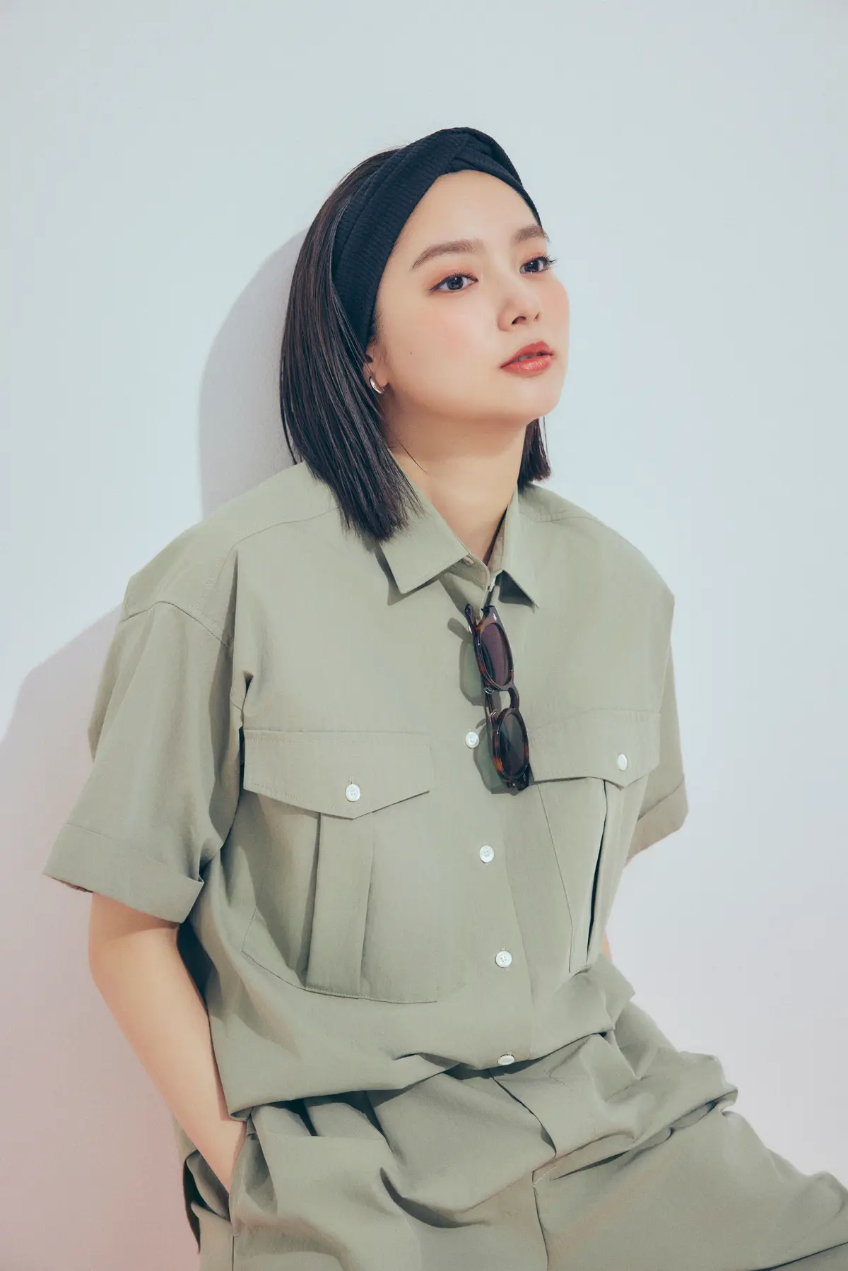 新川優愛　シャツ　より