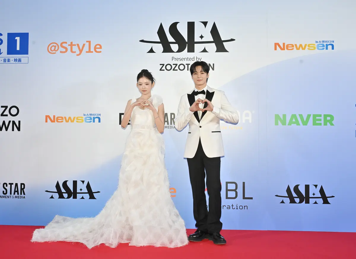 REI（IVE）・JUYEON （THE BOYZ）　©️ASEA 組織委員会