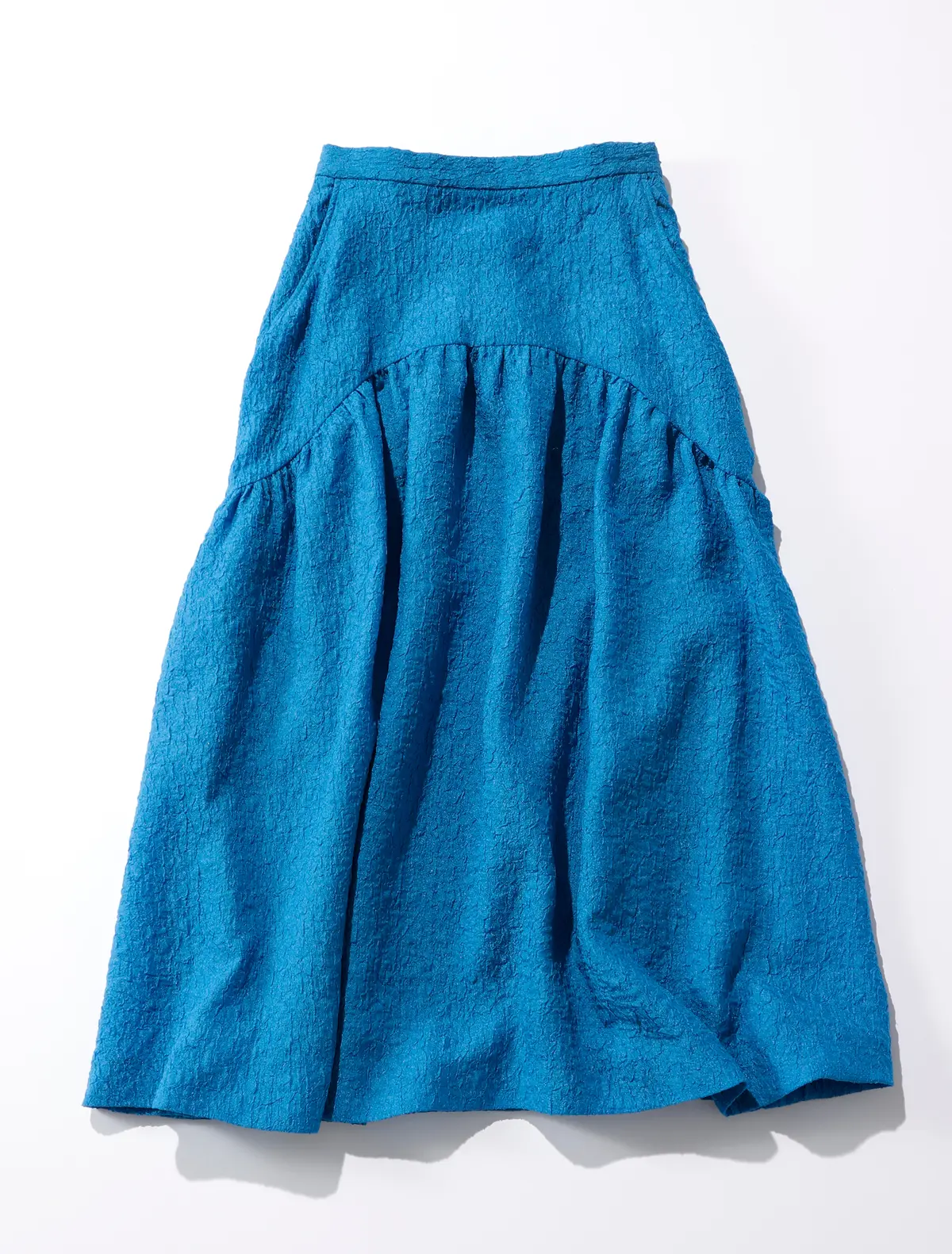 ブルーのボリュームスカート