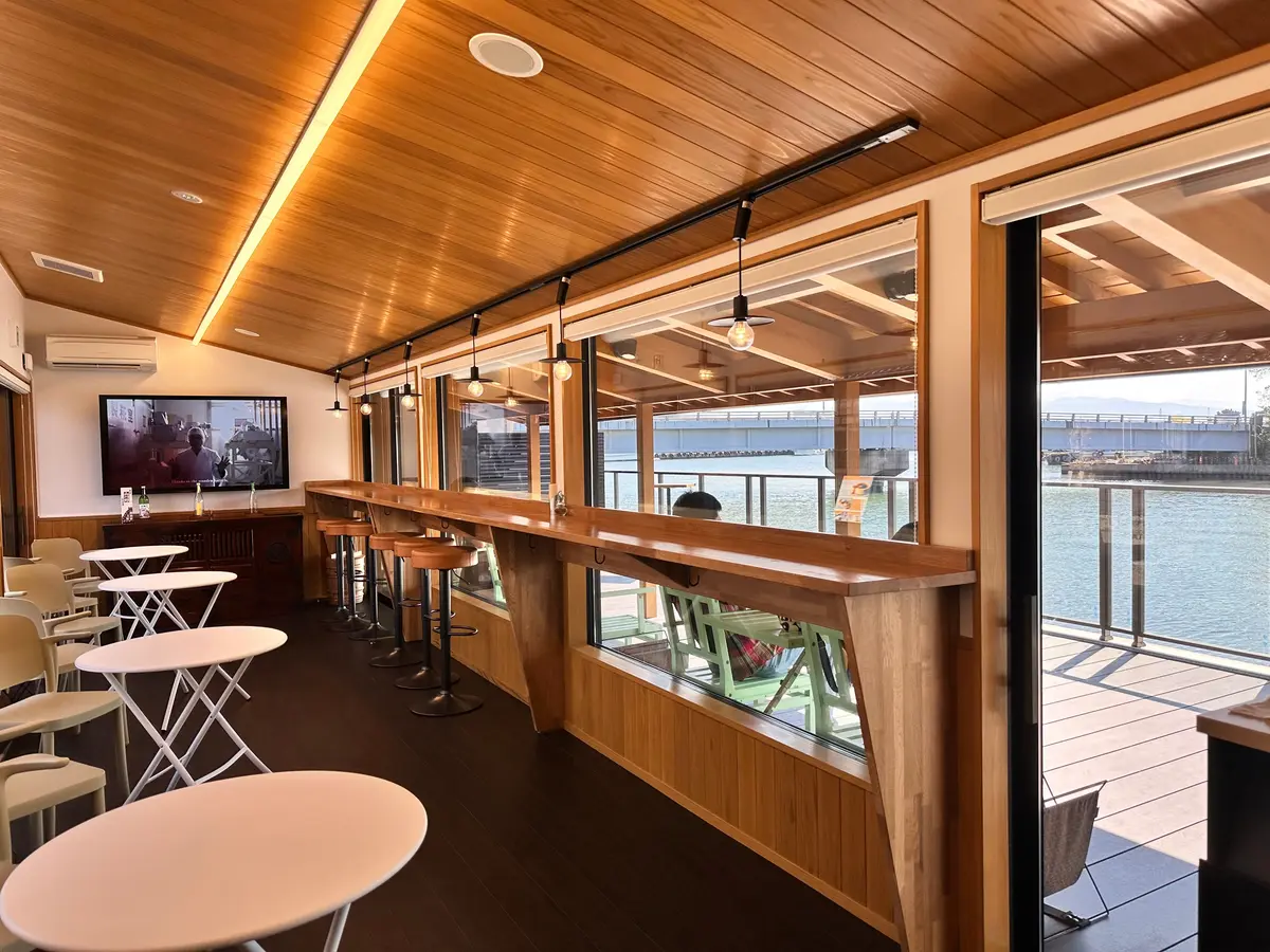 店内の様子です！ 窓ガラスから金沢の海や川を見ながら落ち着いて食事ができます✨