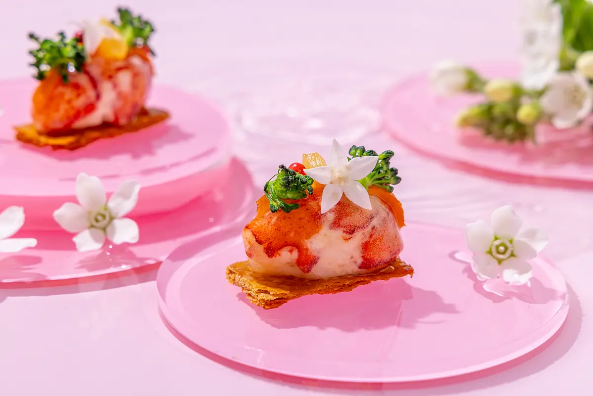 オマール海老と桃のタルタルをバジルの香りで仕上げたクネル仕立て