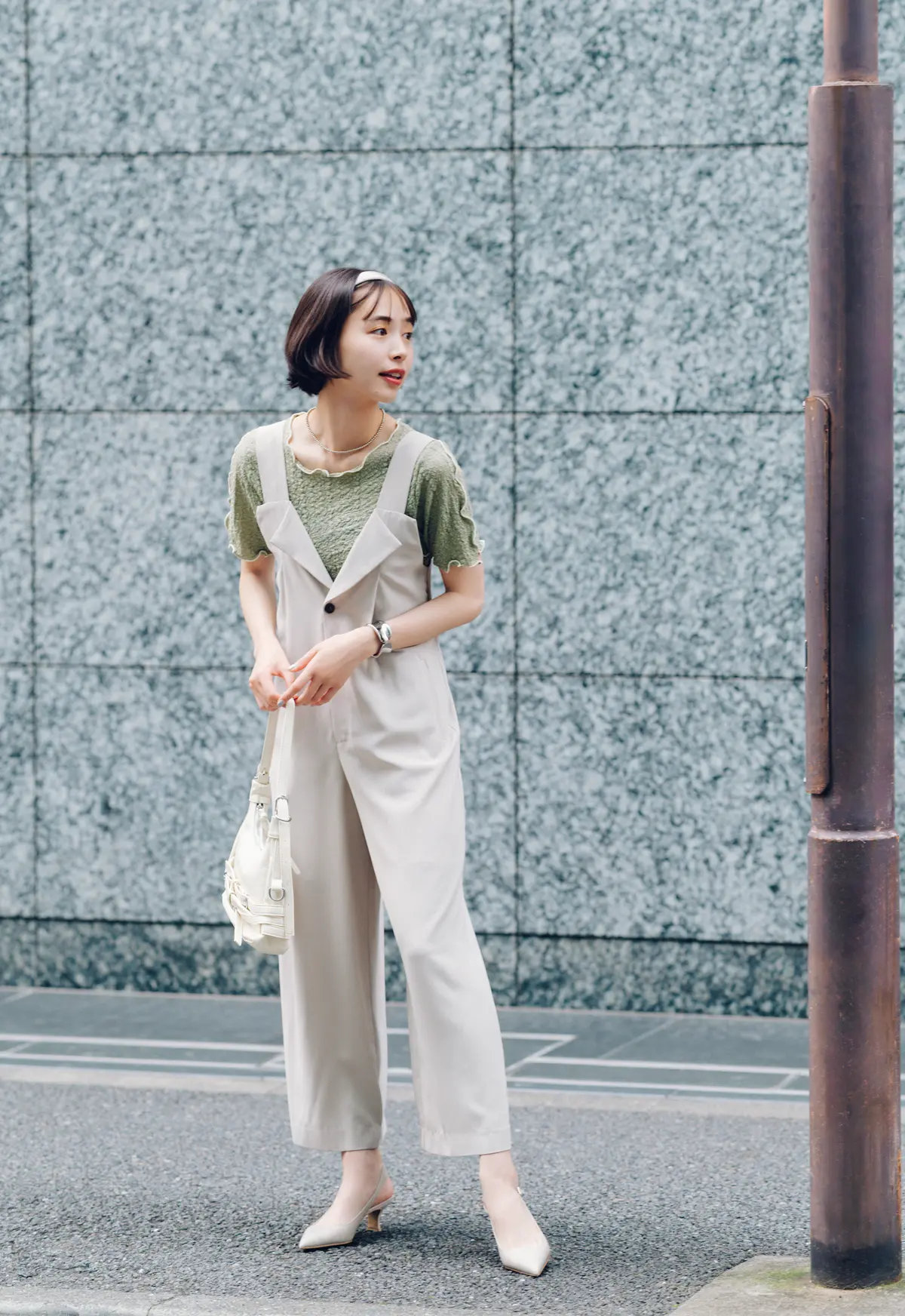 井桁弘恵　トップスとサロペット　全身コーデ