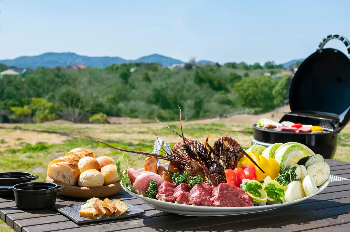 アウトドアダイニングで食す“NEMU Style BBQ”