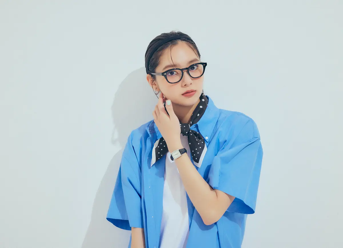 新川優愛　シャツ　より