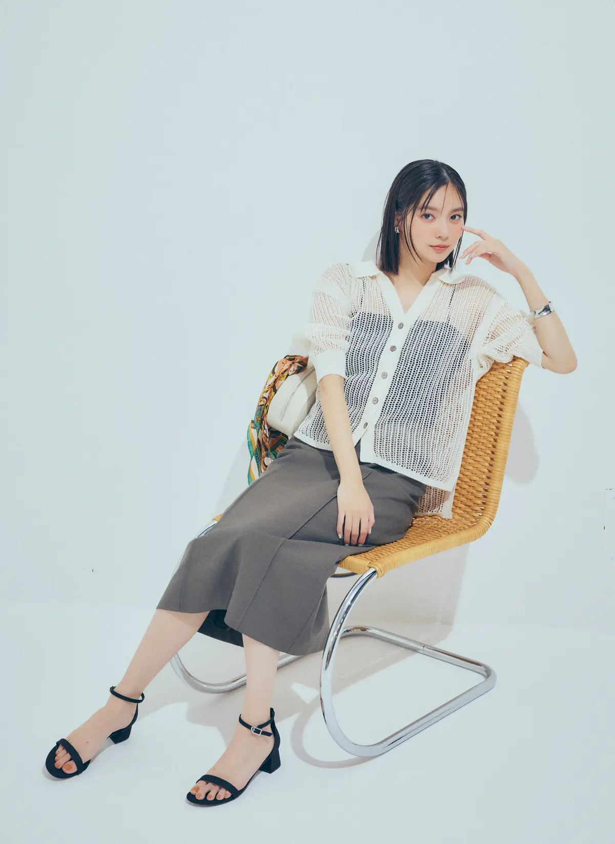 新川優愛　シアートップスとスカート　全身