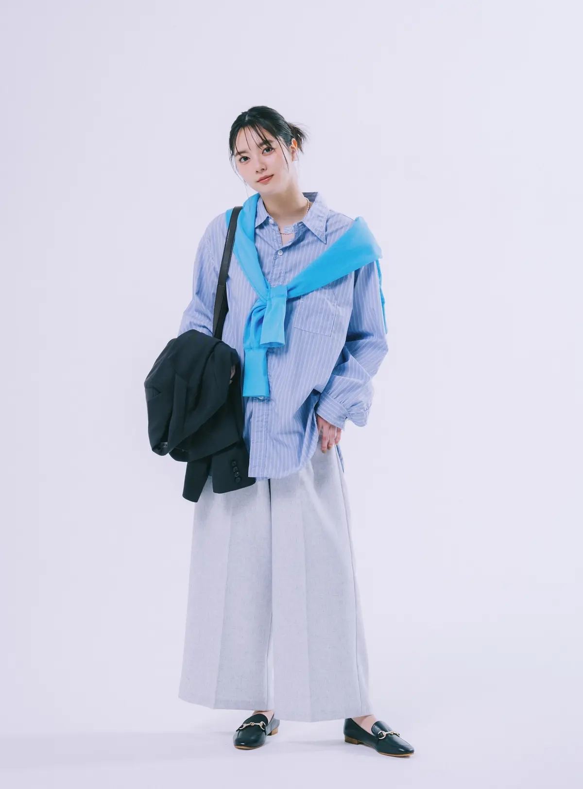 ブルーのビッグストライプシャツ×ワイドパンツのコーデ