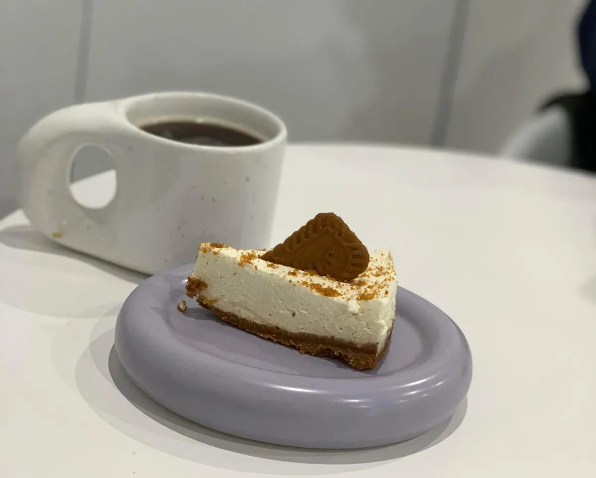 大阪・難波のカフェ『sonagi』のチーズケーキとコーヒー