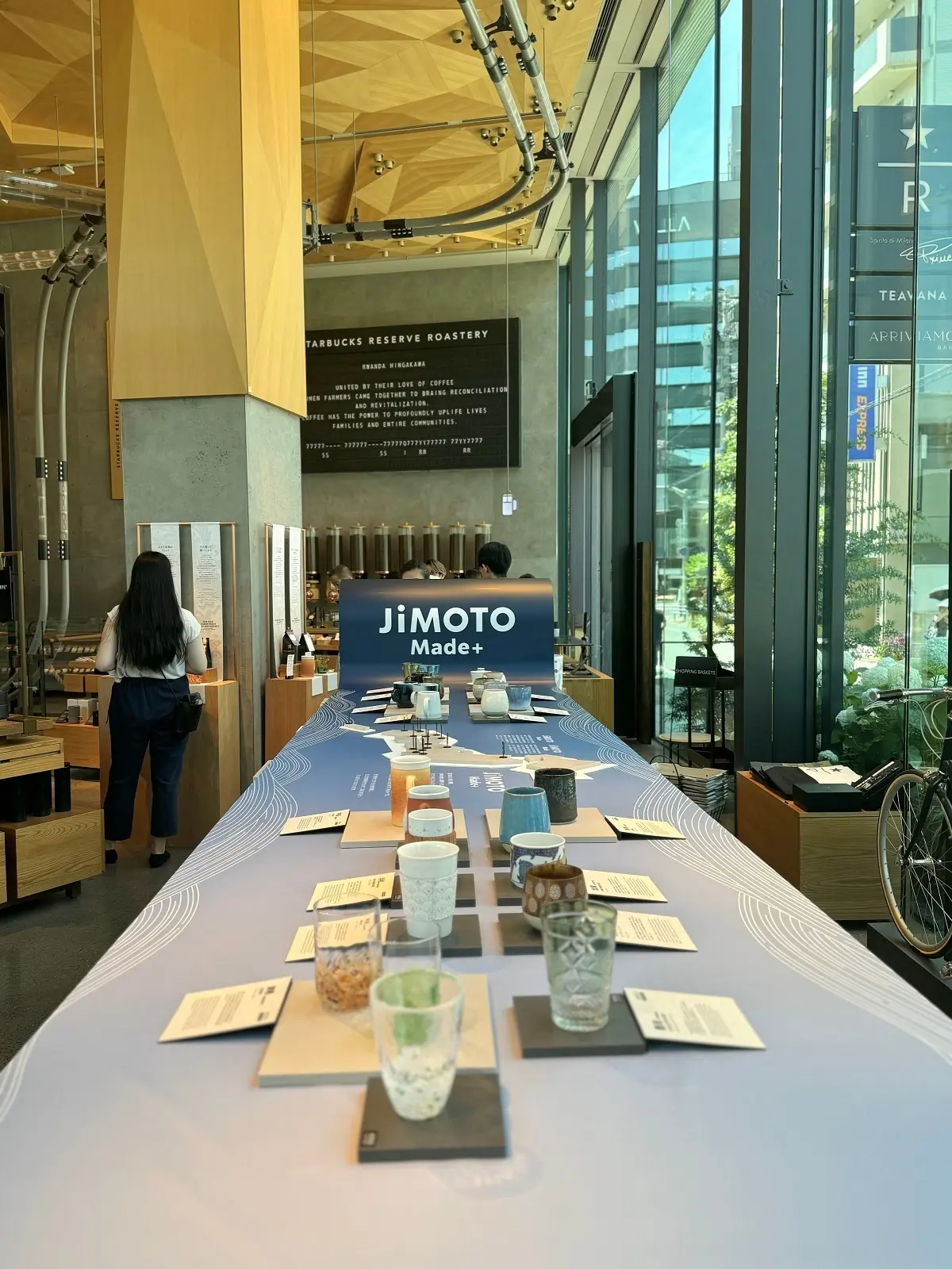 スタバ、ロースタリー東京1階で販売されているJIMOTOグッズ