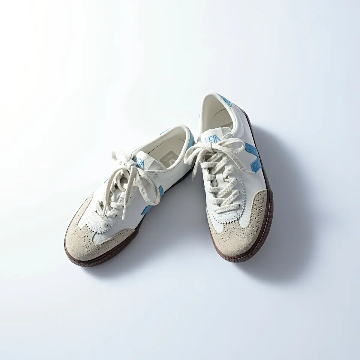 『ヴェジャ』の白スニーカー