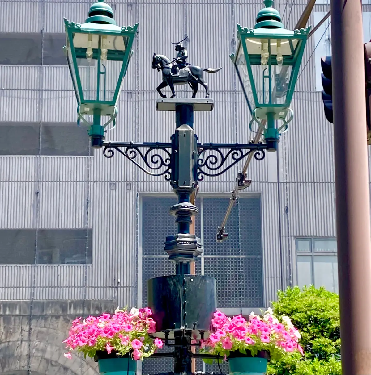仙台駅周辺　街灯　伊達政宗公騎馬像