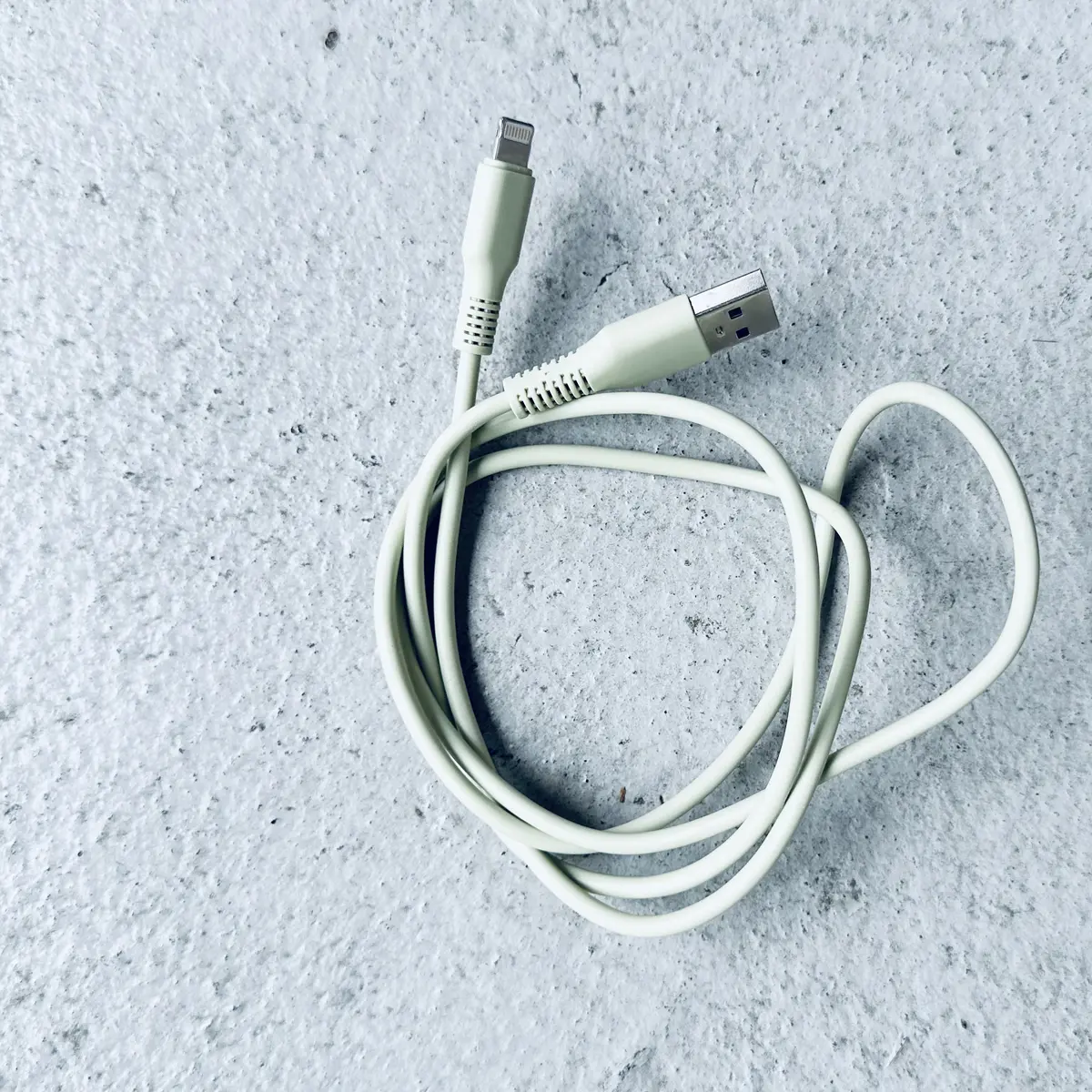 ライトニングケーブル（1m）￥330／パル（スリーコインズ）