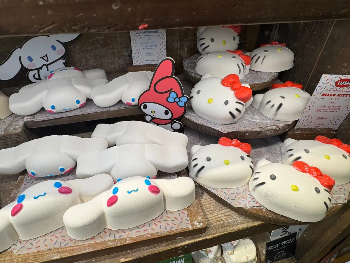 Lush × Hello Kitty And Friends ハローキティ、シナモロールのバスボム
