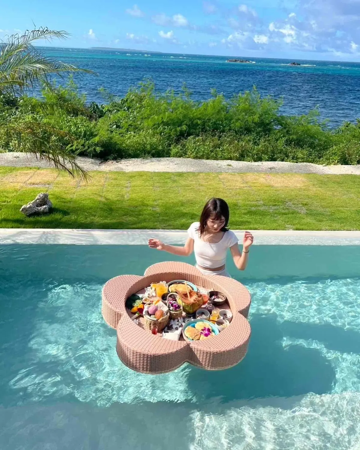 【沖縄・伊良部島】プールに浮かぶ朝食“フの画像_14