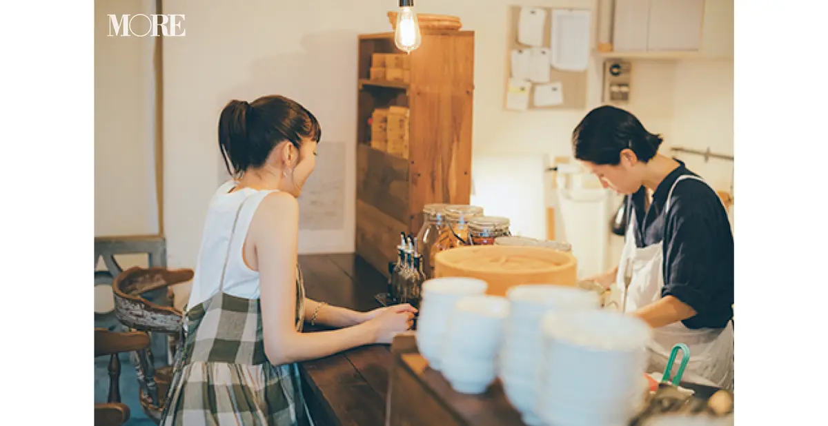 「大石餃子店」の店主がギョーザを包んでいる様子