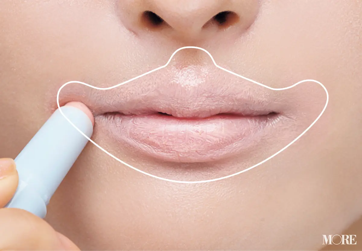 ピンクのコンシーラーを唇の周りに塗った口元