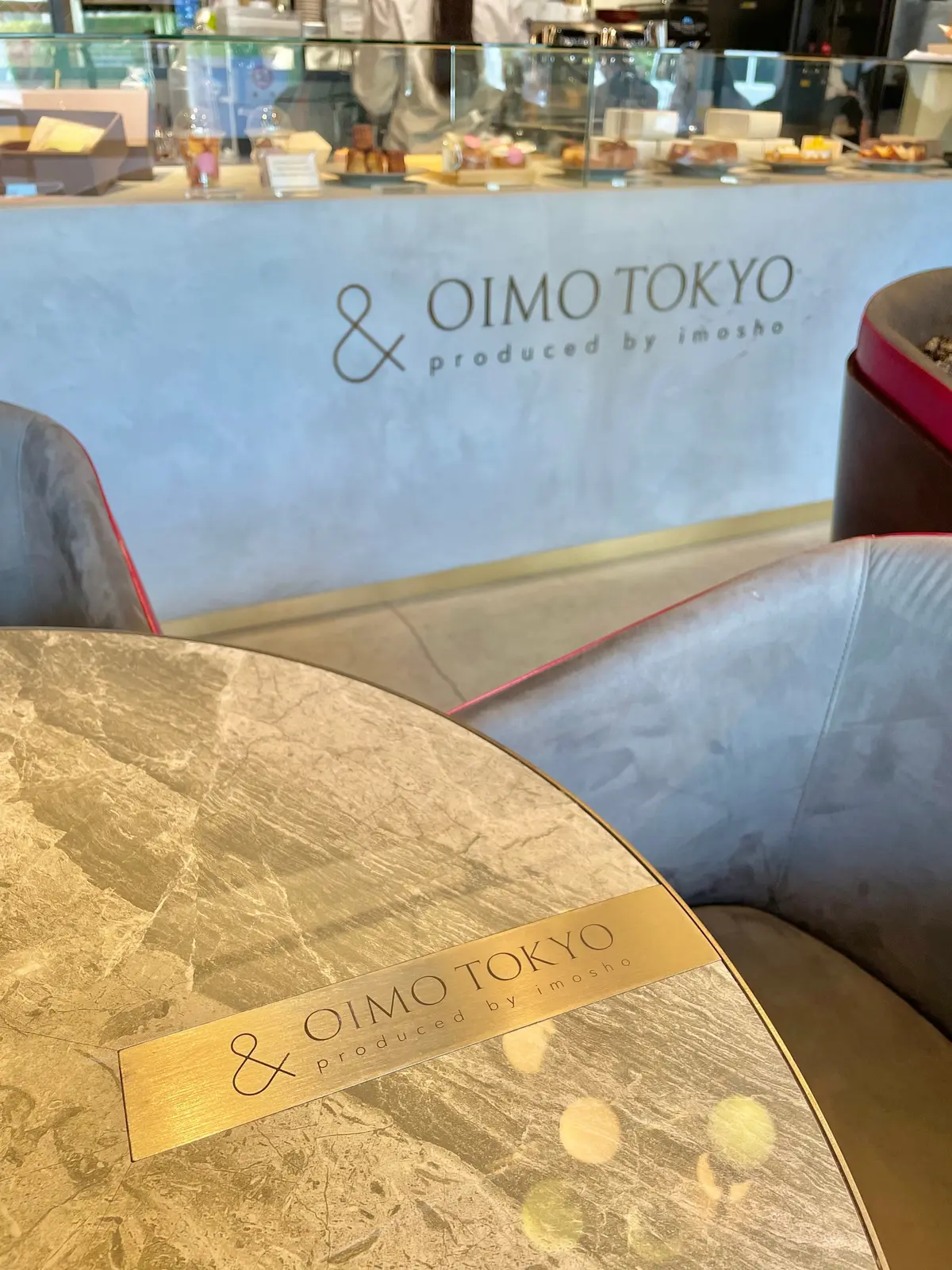 本店はザ・ペニンシュラ東京、東京 中目黒にあるアトリエを備えたカフェ「& OIMO TOKYO CAFE（アンド オイモ トウキョウ カフェ）」の「こぼれ蜜芋モンブランパフェ～中目黒桜まつりスペシャル～」