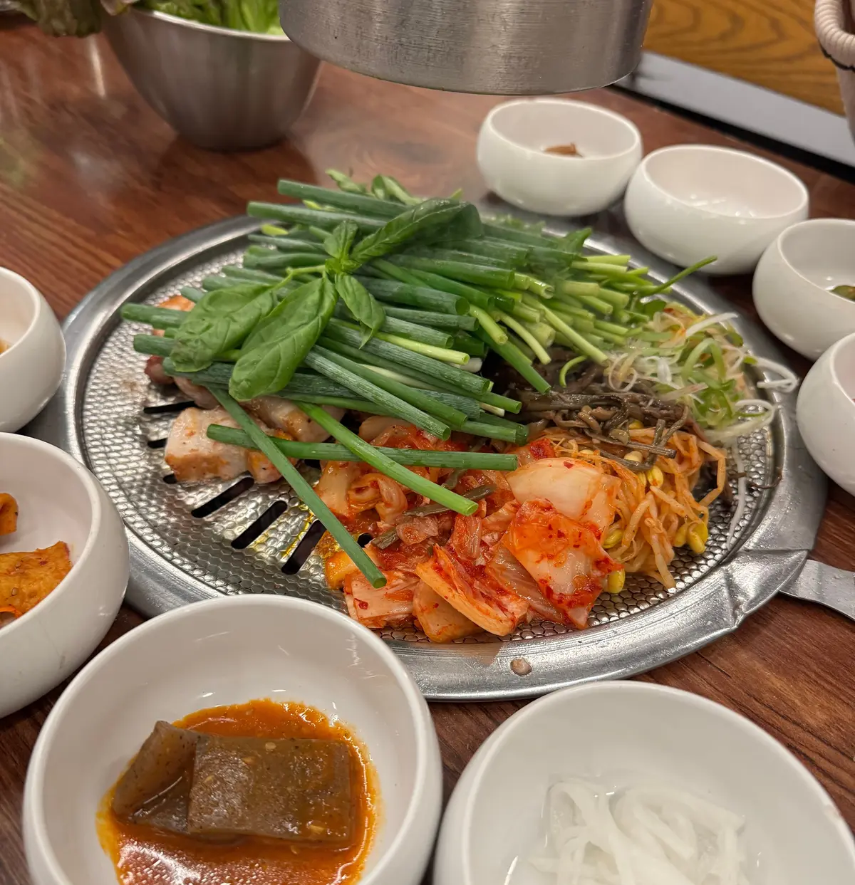 新大久保にある韓国料理店「ミシクタン」のミナリサムギョプサル