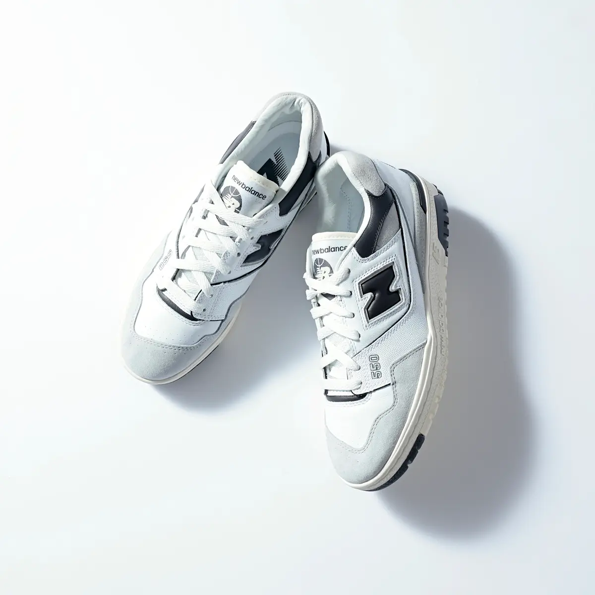 『ニューバランス』の白スニーカー