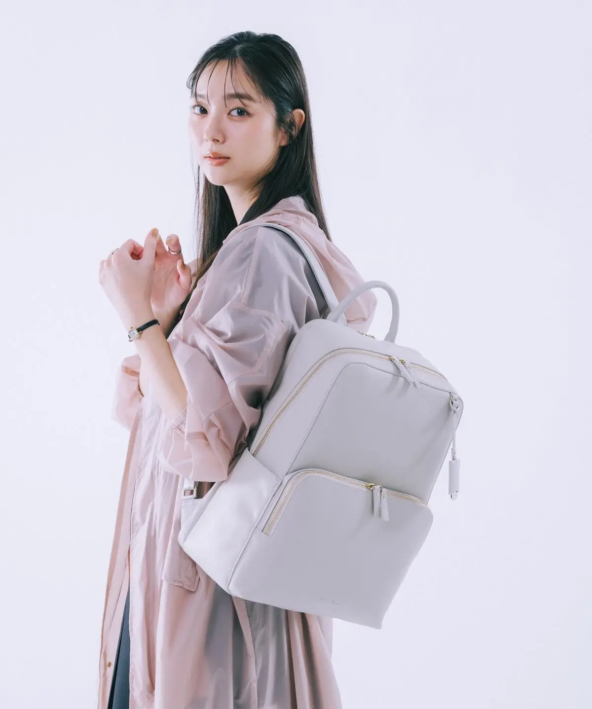 Jewelna Roseの白リュックを背負っているきれいめ服の女性