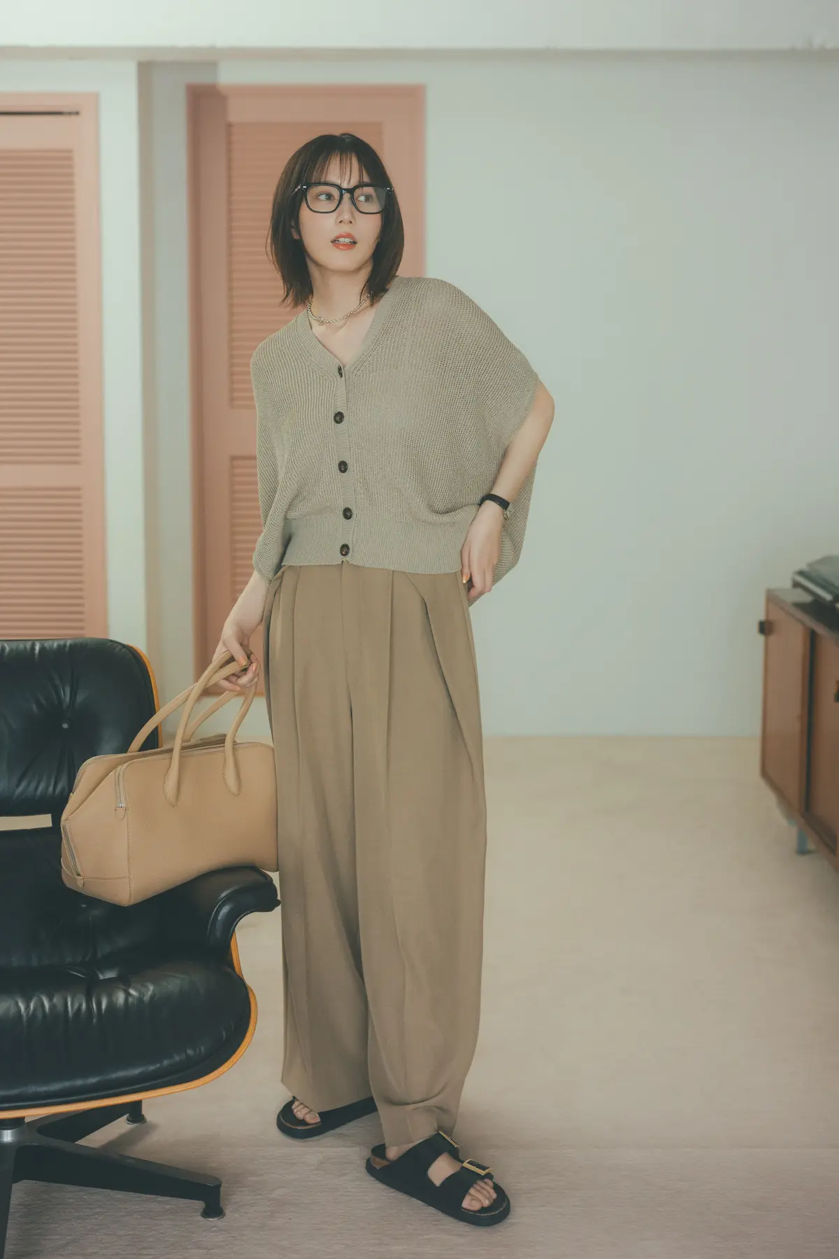 本田翼　ベージュのニットベストとパンツのコーデ