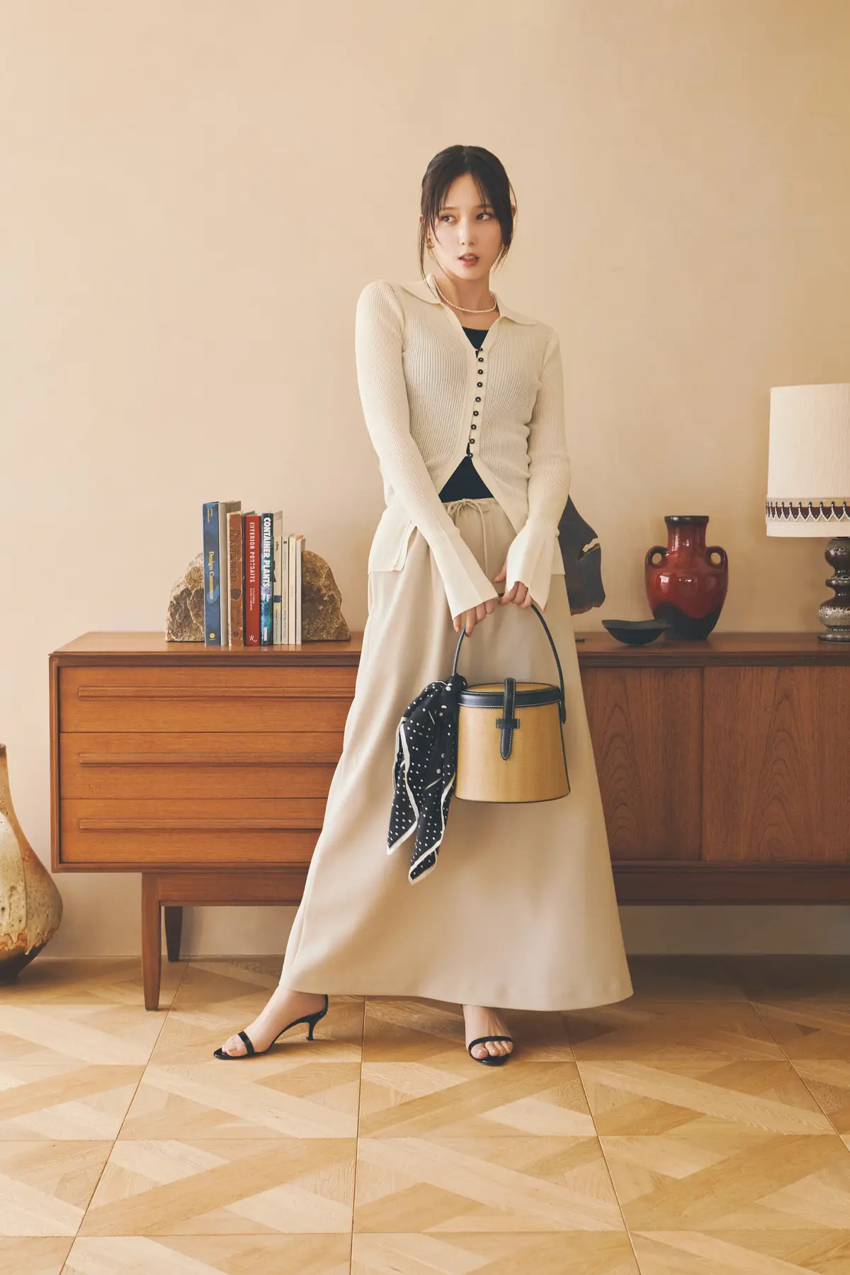 本田翼　ベージュのカーデとロンスカのコーデ