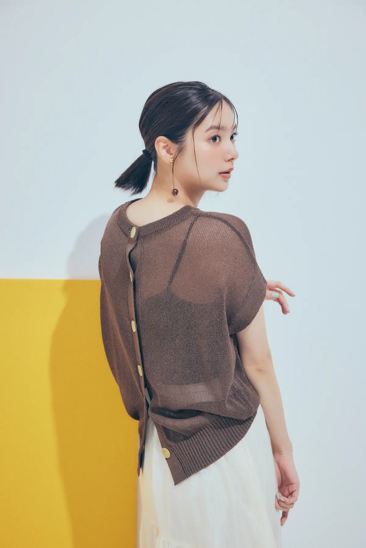 新川優愛　プルオーバー　より